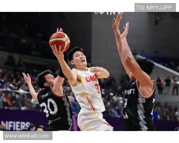 中国男篮迎战马里队全力争胜展现实力与团队合作精神